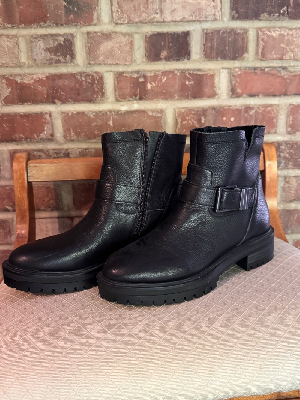 Crown Vibtage Black Leather Ankle Boots with Buckle barely worn size 6.5